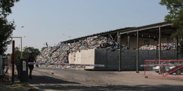 Stația din Calea Șagului, sufocată de gunoaie
