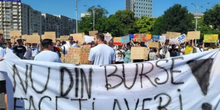 Continuă protestele elevilor și studenților legate de reducerea burselor