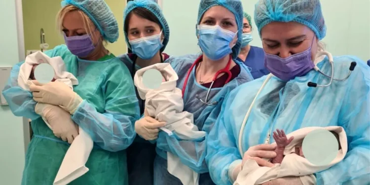 O mamă din Timișoara a născut trei bebeluși