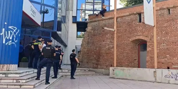 Un tânăr a vrut să sară de pe Bastion