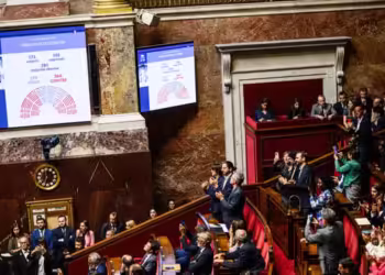 CRIZĂ POLITICĂ ÎN FRANȚA