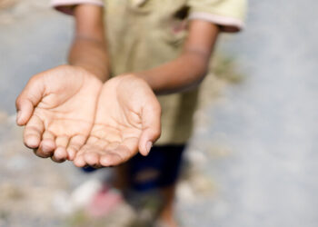 Copii puși de mamă să cerșească în Complexul Studențesc