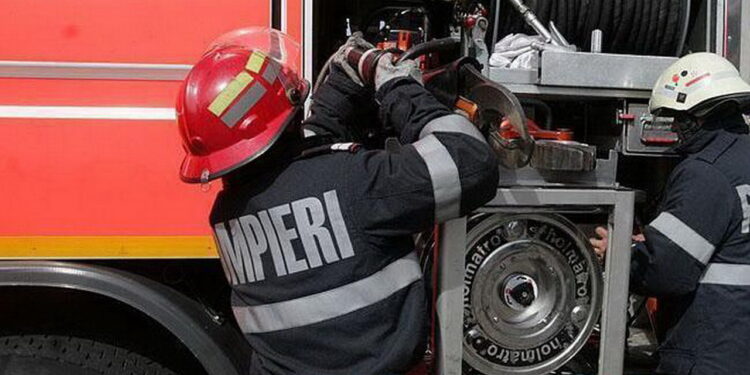 INCENDIU PE STRADA BARIȚIU. O PERSOANĂ A FOST TRANSPORTATĂ LA SPITAL