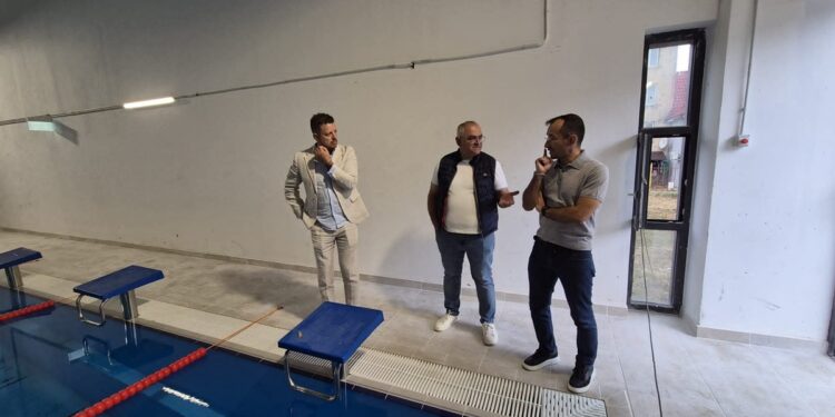 O școală ca afară la Moldova Nouă