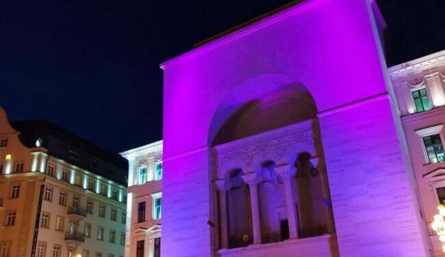 Culoare violet pe Operă