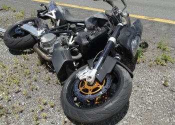 Motociclist băgat în spital de o șoferiță neatentă