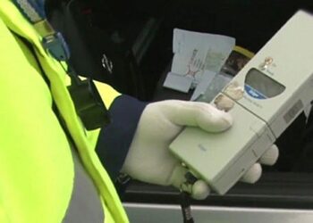 Beat și fără permis, prins la volan