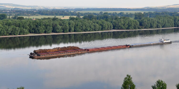 Debitul Dunării scade sub media multianuală