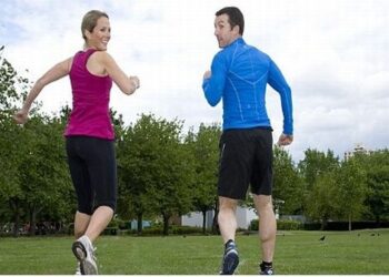 Mersul cu spatele: o activitate ușoară care ajută la menținerea echilibrului și la fortificarea mușchilor