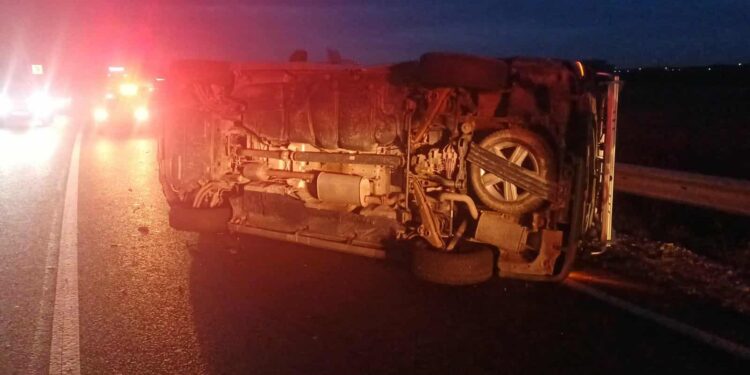 Microbuz răsturnat pe șoseaua de centură