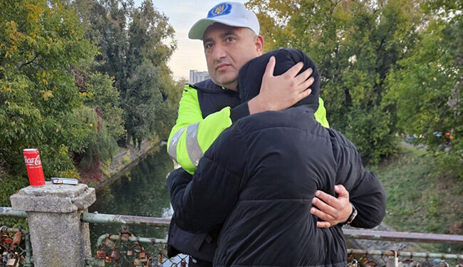 Tânăr salvat de pe podul cu lacăte