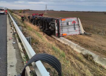 S-a răsturnat cu TIR-ul pe autostradă
