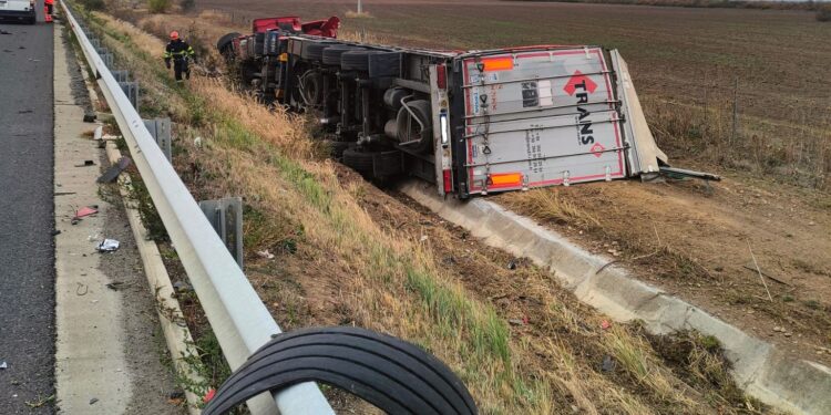 S-a răsturnat cu TIR-ul pe autostradă