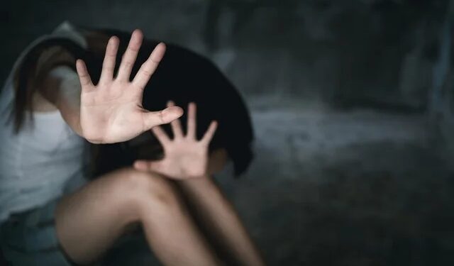 Au violat o minoră și au filmat întreaga scenă!