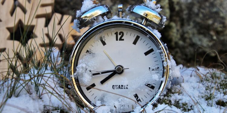 România trece la ora de iarnă în weekend