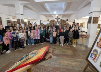 Icoane pe sticlă în mâinile copiilor