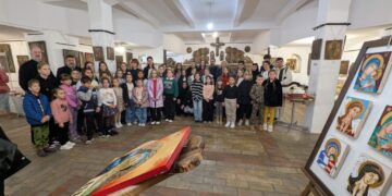 Icoane pe sticlă în mâinile copiilor