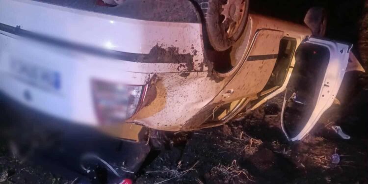 Mașină răsturnată, trei răniți