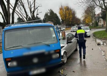 Ciocnire între o autoutilitară și un autoturism la Lugoj