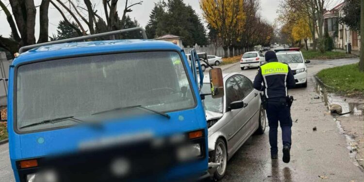Ciocnire între o autoutilitară și un autoturism la Lugoj