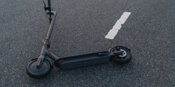 Trotinetist lovit de mașină pe pista de biciclete