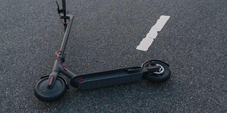 Trotinetist lovit de mașină pe pista de biciclete