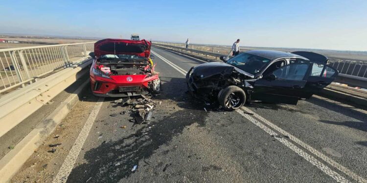 Ambulanță privată, implicată într-un accident