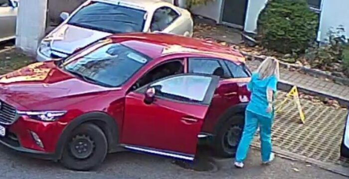 Angajați ai Spitalului Municipal Timișoara,pe stradă în echipament medical