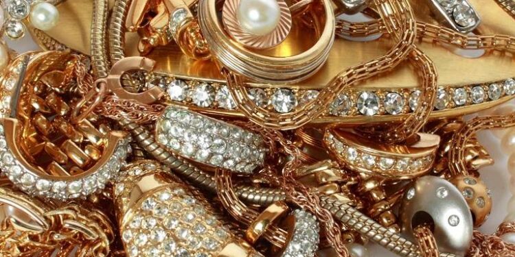 Hoț de bijuterii, imobilizat de clienți într-un centru comercial