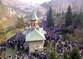 Mii de credincioși la proclamarea locală a canonizării Sfântului Arsenie la Mănăstirea Prislop