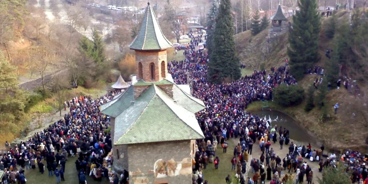 Mii de credincioși la proclamarea locală a canonizării Sfântului Arsenie la Mănăstirea Prislop