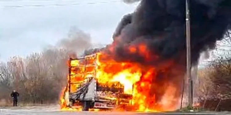 Autoutilitară în flăcări