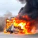 Autoutilitară în flăcări