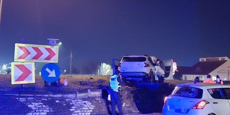 S-a urcat cu mașina pe sensul giratoriu