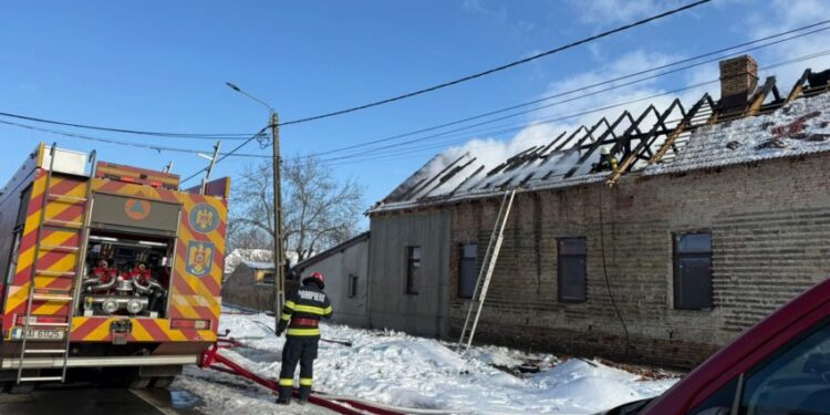 Acoperiș în flăcări la Cenei