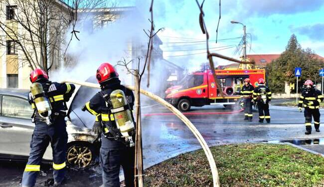 Autoturism în flăcări