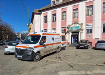 O elevă de 14 ani transportată la urgența Spitalului de Copii Timișoara