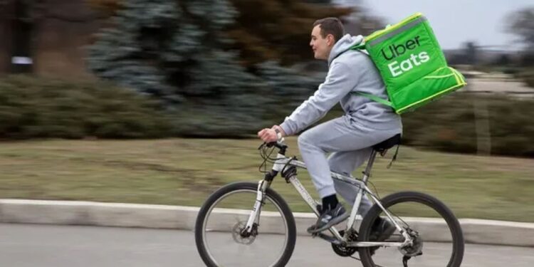 Revenirea Uber Eats în România reaprinde discuția despre viitorul transportului tradițional. Cum sunt afectați taximetriștii din Timișoara