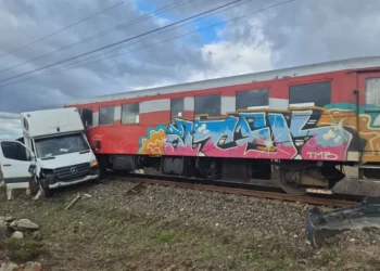 Autoutilitară lovită de tren