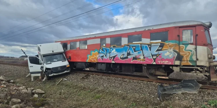 Autoutilitară lovită de tren