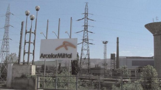 Acţiunile ArcelorMittal aproape s-au triplat