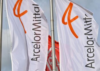 Acțiunile ArcelorMittal cresc cu 10% după vânzarea combinatului