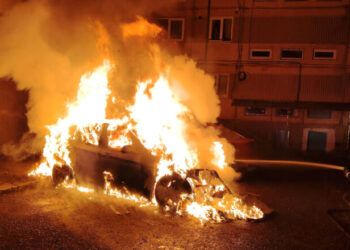 O mașină a fost incendiată intenționat la Reșița 