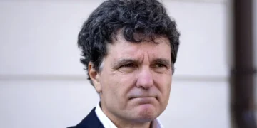 Nicușor Dan între ciocan și nicovală