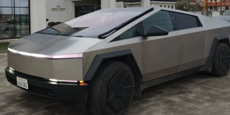 Tesla Cybertruck lăsată fără șofer în Timiș