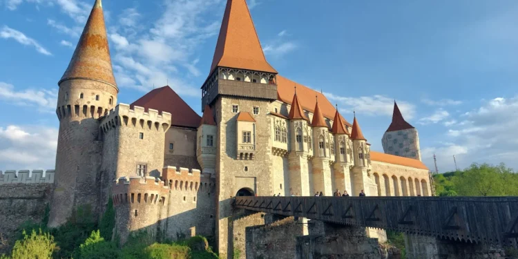 Castelul Corvinilor din Hunedoara, recomandat turiștilor americani de revista „Hour Detroit”