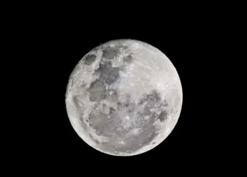 Luna se îndepărtează de Pământ