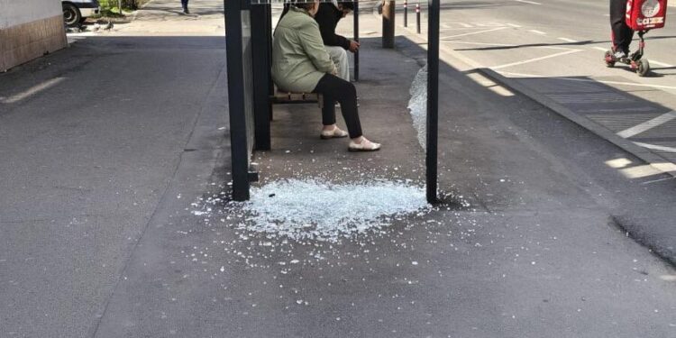 Stație de autobuz vandalizată pe Bulevardul Cetății din Timișoara